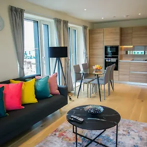 Thames View 2 Bed With Balcony London
